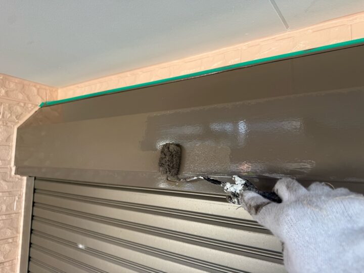 シャッターボックス塗装/上塗り