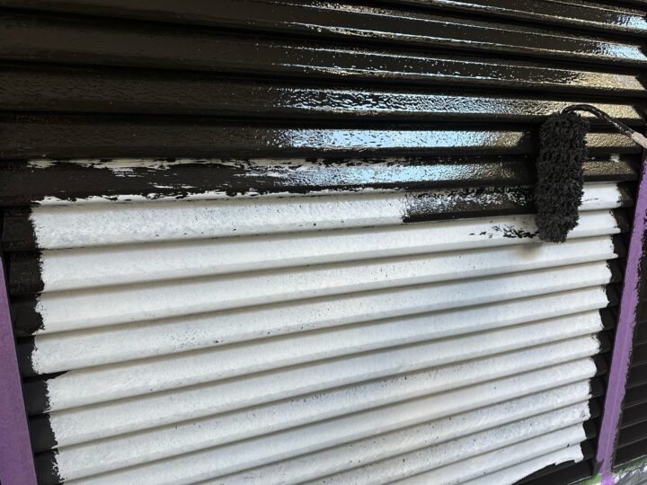 雨戸塗装/中塗り