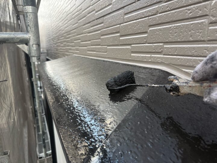 出窓天端塗装/上塗り