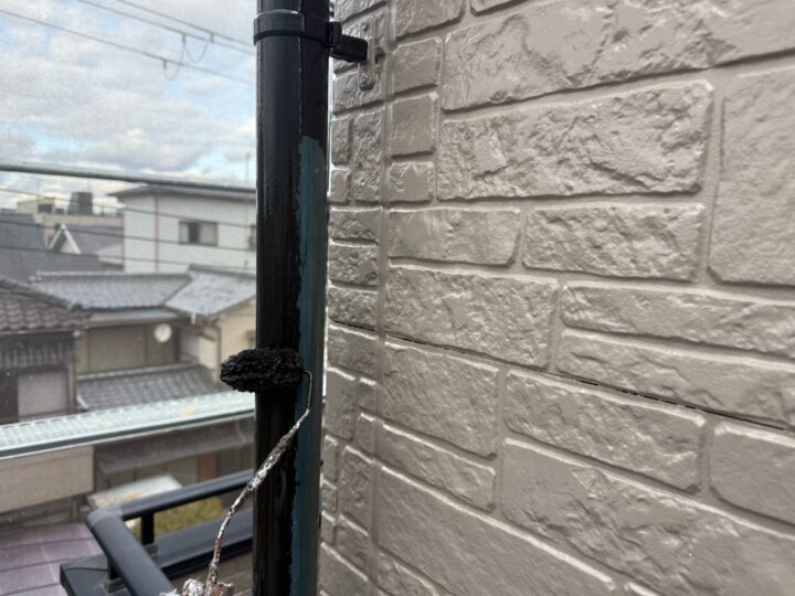 縦樋塗装/中塗り